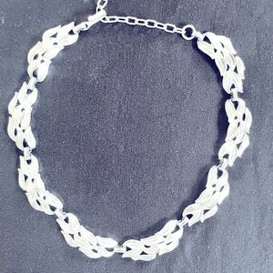 Retro Silver Toned Hinged Leaf Choker Necklace. Adjustable length.